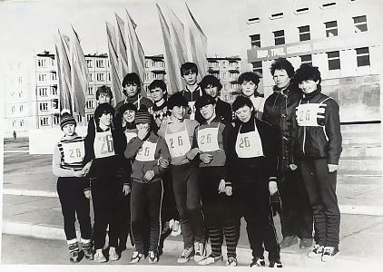 команда легкоатлетов техникума сер. 80х.jpg